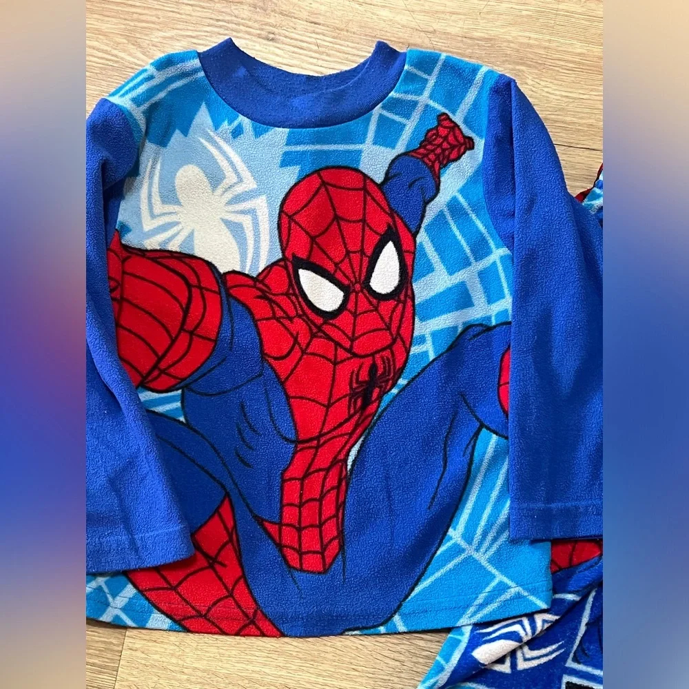 Spiderman 2-piece pajamas, size 4 - Picture 2 of 5